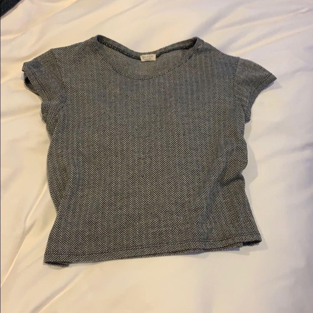 Cute black and white cropped shirt cool pattern!